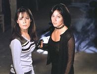 Charmed - Zauberhafte Hexen – Piper (Holly Marie Combs, l.) und Prue (Shannen Doherty, r.) können sich nicht erklären, was mit ihrer Schwester Phoebe los ist ...
