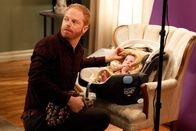 Modern Family – Entsetzt stellt Mitchell (Jesse Tyler Ferguson) fest, dass Lily auf dem Kopf von Baby Joe eine Perücke mit Sekundenkleber festgeklebt hat.