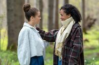 Sturm der Liebe – Ana (Soluna-Delta Kokol, l.) macht ihrer Mutter (Dionne Wudu, r.) Mut, sich auf das Abenteuer New York einzulassen. ARD/Thomas Neumeier
