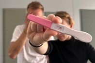 Puls – Puls Kinderwunsch – Wie leben Paare mit und ohne Erfüllung? Ein Paar hält das Ergebnis eines Schwangerschaftstests in die Kamera. Copyright: SRF