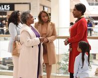 Abbott Elementary – Delisha Sloss (Shirley Jordan, 2.v.l.), Barbara Howard (Sheryl Lee Ralph, 2.v.r.)
