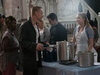 The Exorcist – Pater Marcus (Ben Daniels, l.) taucht in Tomas Gemeinde auf, um sich Casey (Hannah Kasulka, r.) genauer anzuschauen und ihr Stadium der Besessenheit auszuloten. Schließlich macht er eine Entdeckung, die ihn an seine Kindheit und seine Anfänge als Exorzist erinnern ...