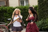 How I Met Your Father – Sophie (Hilary Duff, l.); Valentina (Francia Raisa, r.)