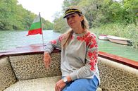 Wunderschön! – Moderatorin Tamina Kallert macht auf ihrer Bulgarienreise eine Fahrt auf dem Fluss Kamtschia.