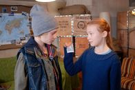 Die Pfefferkörner – Emma (Aurelia Stern) stellt Max (Bruno Alexander) zur Rede.Â