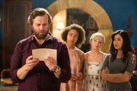 Club der magischen Dinge – Professor Maxwell (Christopher Sommers, links) erzählt Ruksy (Rainbow Wedell, von links), Lily (Mia Milnes) und Kyra (Kimie Tsukakoshi), was ihm vor einigen Jahren passiert ist. Ein Bild aus vergangenen Tagen hat ihn an die schlimmen Ereignisse erinnert.