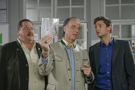 Die Rosenheim-Cops – Ferdinand Reischl (Wolfgang Fierek, m.) hilft den Kommissaren Korbinian Hofer (Joseph Hannesschläger, l.), und Sven Hansen (Igor Jeftic, r.) mit seinem Fachwissen.