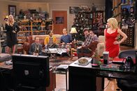 The Big Bang Theory – Nachdem Penny (Kaley Cuoco, l.) und Bernadette (Melissa Rauch, r.) nicht zum Spieleabend von Howard (Simon Helberg, 3.v.r.), Sheldon (Jim Parsons, M.), Leonard (Johnny Galecki, 2.v.r.), Raj (Kunal Nayyar, 3.v.l.) und Stuart (Kevin Sussman, 2.v.l.) eingeladen wurden, planen sie eine Gegenveranstaltung ...