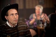Polizeiruf 110 – Werftleiter Jens Petzold (Sven Lehmann) muss befürchten, dass er bei einem Motivationstraining in einer Westernstadt als nächstes von seiner Chefin auf die Bühne gerufen wird.