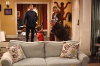 Last Man Standing – Überraschungsbesuch für Mike (Tim Allen, l.), Boyd (Flynn Morrison, 2.v.l.) und Vanessa (Nancy Travis, hinten). Mikes Vater Bud (Robert Forster, vorne) hat eine neue Geschäftsidee ...