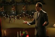Monk – Als Monk (Tony Shalhoub) und Natalie am Tatort eines Mordes auftauchen, sind sie verblüfft. Denn das Opfer hieß ausgerechnet Julie Teeger, genau wie Natalies Tochter ...