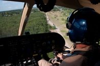 Amerikas heiße Grenze – Laredo, TX: A Customs and Border Protection helicopter working with agents below on ATVs.