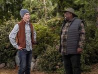 The Neighborhood – Dave Johnson (Max Greenfield, l.); Calvin Butler (Cedric the Entertainer, r.)