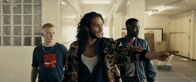 Das kleine Fernsehspiel: Toubab – Babtou (Farba Dieng, r.), Semih (Burak Yi?it, M.) und Dennis (Julius Nitschkoff, l.) versuchen bei Cengo einen Deal zu plazieren.