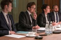 Borgen - Macht und Ruhm – Krisensitzung: Mikkel Boe Følsgaard als Asger Holm Kirkegaard (2.v.l.), Sidse Babett Knudsen als Birgitte Nyborg (2.v.r.), Magnus Millang als Rasmus Gren Lundbæk (r.)