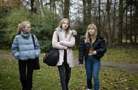 Cry Wolf – Entgegen ihrer Befürchtungen findet Holly (Flora Ofelia Hofmann Lindahl, li.) in der neuen Schule Anschluss und freundet sich mit Ella (Freja Pedersen, re.) und Sofie (Ella Paaske, li.) an.