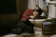 Two and a Half Men – Nachdem sich Alan (Jon Cryer) von seiner Mutter gedemütigt fühlt, greift er zum Alkohol. Dabei erwischt er etwas zu viel ...