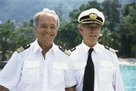 Das Traumschiff – Bei der Seychellen-Traumreise haben Kapitän Paulsen (Siegfried Rauch, r.) und Schiffsarzt Dr. Schröder (Horst Naumann, l.) wieder alle Hände voll zu tun.