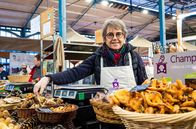 Im Bauch von ... – Pilze sind ein wichtiger Teil der französischen Küche. Auf dem Markt von Dijon gibt es einen Stand, der ausschließlich Pilze verkauft: roh, eingelegt und als Pastete. Blandine Lecherf an ihrem Stand mit der selbst gezüchteten Ware