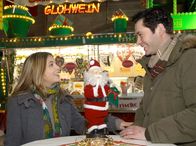 In aller Freundschaft – MDR Fernsehen IN ALLER FREUNDSCHAFT FOLGE 331, "Ihr Kinderlein kommet" Uhr. Arzu Ritter (Arzu Bazmann, links) und Philipp Brentano (Thomas Koch, rechts) schlendern auf der Suche nach Weihnachtsgeschenken für die Eltern über den Weihnachtsmarkt.