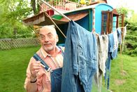 Löwenzahn Classics – Peter Lustig (Peter Lustig) hat in Bärstadt einen wunderbaren Standort für seinen Bauwagen gefunden.