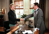 Rote Rosen – ARD ROTE ROSEN FOLGE 1376 Uhr im ERSTEN. Mick (Tobias Rosen, l.) ist erleichtert, dass Gunter (Hermann Toelcke, r.) ihn mit offenen Armen zurück im Hotel willkommen heisst.