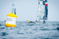 Segeln: Kieler Woche – Die Segel-Wettbewerbe der Kieler Woche 2022 werden vor dem Olympiazentrum in Schilksee ausgetragen. Kiel, 26. Juni 2022.