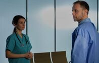 In aller Freundschaft – Maria (Annett Renneberg) kommt nicht an Kai (Julian Weigend) ran. Er blockt jede Nachfrage zu seinem Patienten und ehemaligem Oberstleutnant ab, ist ihr gegenüber ungerecht und harsch. Doch Kai braucht ihre Hilfe als Ärztin.