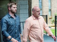 Under the Dome – Damit niemand hinter ihr dunkles Geheimnis kommt, versuchen sie den Menschen von Chester's Mill bei der Bekämpfung der Epidemie zu helfen: Big Jim (Dean Norris, r.) und Barbie (Mike Vogel, l.) ...