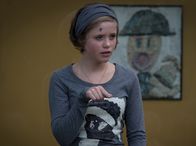 Schloss Einstein – Sophie (Anica Röhlinger) nimmt das neue Motto "Einstein=Meinstein" ernst und stellt ein Programm auf die Beine.