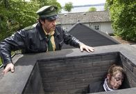 Hubert und Staller – Staller (Helmfried von Lüttichau, links) findet im Kamin von Frau Inninger, die tote Kaminkehrer-Auszubildende Lena (Komparsin).
