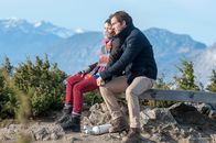 Der Bergdoktor – Pia (Angelina Häntsch, l.) genießt ein letztes Mal die Aussicht oben auf dem Felsspitz. Freund Jan (Stefan Murr, r.) weicht nicht von ihrer Seite.