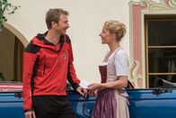 Der Bergdoktor – Nach erfolgreich geleisteter Arbeit freut sich Hans (Heiko Ruprecht) nun auf die Zeit mit Susanne (Natalie O'Hara).