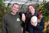 Checker Tobi – Checker Tobi (rechts) und Tierarzt Markus Baur mit einem Ei.