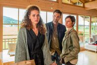 SOKO Kitzbühel – Die Leiche eines Fußballers wird in einem Swimmingpool gefunden. Daniela Mantl (Fanny Krausz, l.), die Frau des Fußballers, ist nicht ganz astrein und stellt sich als knallharte Managerin und Spielerfrau heraus. Lukas Roither (Jakob Seeböck, M.) und Nina Pokorny (Julia Cencig, r.) wollen mehr über sie und den plötzlichen Tod ihres Mannes erfahren.