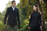 Elementary – Im Fall des vermissten Kollegen führt die Spur Watson (Lucy Liu, r.) und Holmes (Jonny Lee Miller, l.) zu einer weiteren Person, die verschwunden ist ...