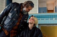 Harter Brocken – Andy Blome (Nicki von Tempelhoff) rechnet mit seiner Geliebten (Kim Riedle) ab.