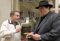 Pfarrer Braun – Der stumme Skipper Erich (Heinz Werner Kraehkamp, li.) teilt mit dem hungrigen Pfarrer Braun (Ottfried Fischer) seine Wurst.