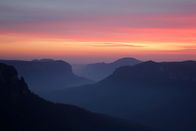 Australien – Australiens „Blue Mountains“ erscheinen blau wegen des Dunstes aus ätherischen Eukalyptusölen, die hier in der Luft liegt.