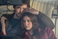 Conversations with Friends – Nick (Joe Alwyn) ist es ernst mit Frances (Alison Oliver). Er will seiner Frau von Frances erzählen, doch das Risiko, dass dadurch alles in die Brüche geht, ist hoch.
