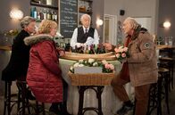 Rote Rosen – ARD ROTE ROSEN, Folge 195910 Uhr im Ersten. Gespannt hören Inge (Peggy Lukac, l.), Erika (Madeleine Lierck-Wien (2.v.l.) und Udo (Klaus Mikoleit, 2.v.r.) Hannes (Claus Dieter Clausnitzer, r.) zu. Er erzählt seinen Freunden, wie beeindruckt er von Marlies politischem Engagement ist.