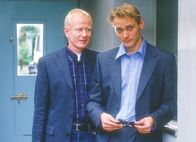 Hinter Gittern - Der Frauenknast – Strauss (Rainer Goernemann) will Uschi finanziell unterstützen. Doch dann taucht Strauss" Sohn Toralf (Lorenz Christian Köhler) auf, der ebenfalls dringend Geld benötigt. Strauss" steckt in der Zwickmühle...