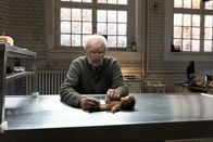 Dead End – Peter (Michael Gwisdek) sitzt an einem Seziertisch und repariert eine alte Puppe.