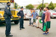Kindsköpfe 2 – (v.l.n.r.) Shaquille O'Neal als Tommy, Peter Dante als Dante, Nick Swardson als Nick, David Spade als Marcus Higgins, Chris Rock als Kurt McKenzi, Kevin James als Eric Lamonsoff und Adam Sandler als Lenny Feder