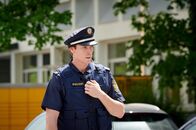 neoriginal: Aufgestaut – Polizist Wuttke (Daniel Donskoy) trifft genervt am Einsatzort ein: Seit Wochen pinselt er Protestierende von der Straße und löst ihre Protestaktionen auf. Wie lange soll das noch so weitergehen?