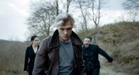 Der Treue größter Akt – Nachdem Siegfried (David Schütter, Mitte) den Boten der Sachsen erschlagen hat, versuchen Kriemhild (Verena Altenberger, links) und Hagen (Michael Joachim Heiss, rechts), das drohende Unheil abzuwenden.