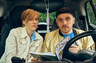 Kranitz - Bei Trennung Geld zurück – Celine & Noah -Céline (Elisa Schlott, li.) und Noah (Edin Hasanović) könnten kaum unterschiedlicher sein.