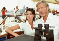Unter weißen Segeln – 03.05) um 10:30 Uhr im Ersten. Kapitän Bernd Jensen (Horst Janson) und seine neue Cruisedirektorin Saskia (Gerit Kling) haben Probleme mit einer multikulturellen Hochzeitsgesellschaft.