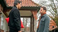Rote Rosen – Bei der gemeinsamen Kinderbetreuung kann Daniel (r. Daniel Fritz) auf Richard (l. Florian Odendahl) zugehen und der Nachmittag läuft gut. Aber finden auch die beiden Männer zu ihrer alten Freundschaft zurück?