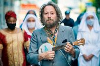 Tralala – Auf der Suche nach der rätselhaften Unbekannten von Montparnasse landet Straßenmusiker „Tralala“ (Mathieu Amalric, Mi.) im südwestfranzösischen Lourdes.